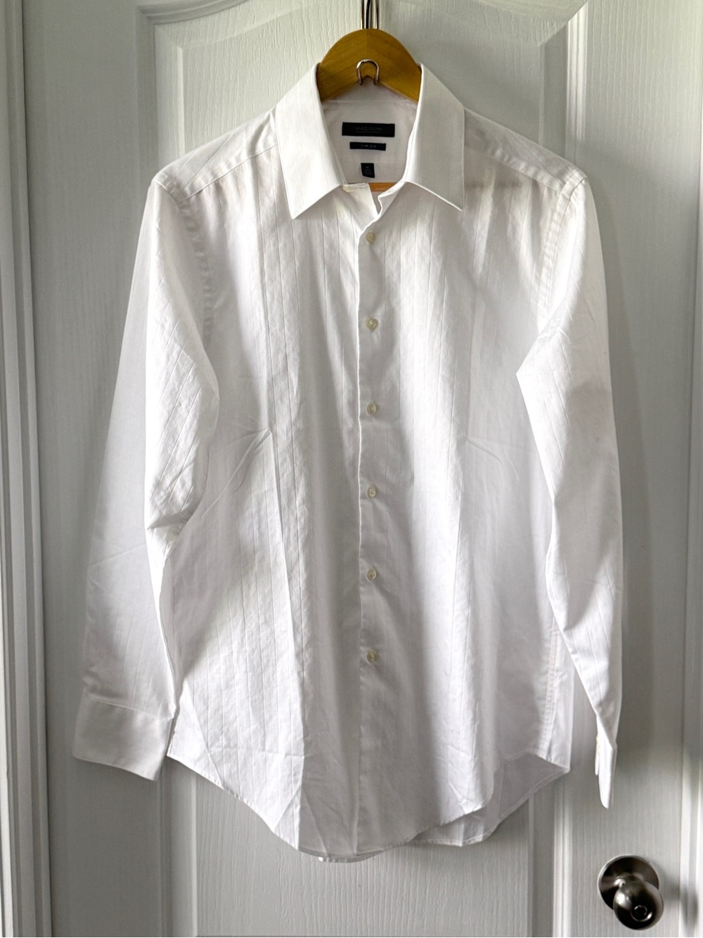Madison Men's Slim-fit Long-sleeve Dress Shirt 15.5 Neck 32/33 Sleeves - Size M